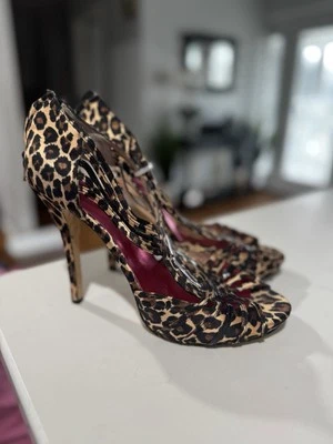 Betsy Johnson动物印花高跟鞋 — 第 1/4 张图片