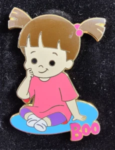 DISNEY PIXAR MONSTERS, INC. BOO SITZEND AUF TEPPICH DISNEY ANSTECKNADEL - Bild 1 von 1
