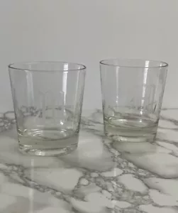 2 vasos grabados con monograma "M" en fuente gótica inglesa 3,75” de alto, fondo pesado - Imagen 1 de 9
