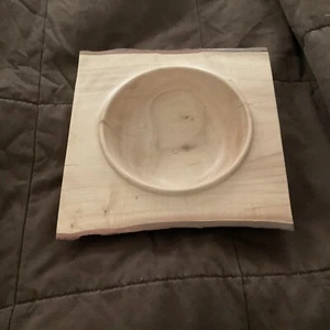 PEKANNUSSHOLZ HANDGEDREHTE SCHÜSSEL MIT RINDE SIGNIERT VOM KÜNSTLER 8 X 8 - Bild 1 von 7