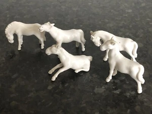 5 STUNNING VINTAGE CHINESE BLANC DE CHINE PORCELAIN MINIATURE HORSE FIGURES - Picture 1 of 7