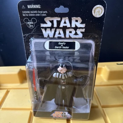 Boneco de ação Star Wars Star Tours 2007 Pateta como Darth Vader Disney novo na caixa veja fotos - Imagem 1 de 4