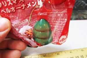 Adorno o Dije de Coca Cola SIN ABRIR con campana, Árbol de Navidad de Coca-Cola, importado Japón Nuevo en Paquete - Imagen 1 de 3