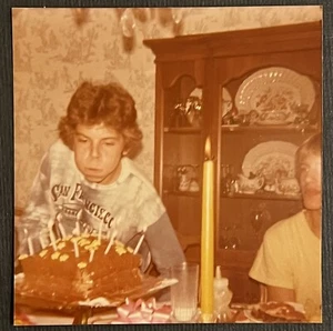 FOTO DE COLECCIÓN ENCONTRADA Chico soplando sus velas de pastel de cumpleaños - Imagen 1 de 4