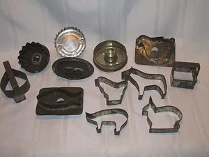 Gran Lote de 12 Cortadores de Galletas de Metal Antiguo - Mango de Correa Trasera Plana Primitiva - Imagen 1 de 7