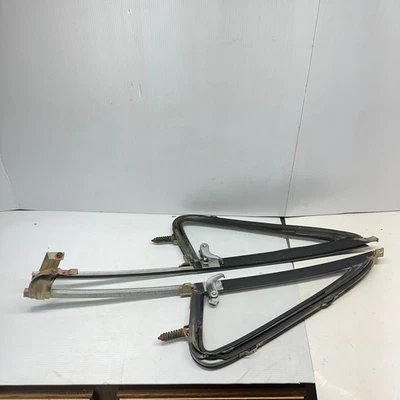 1986-1991 Chevy C/K Squarebody Suburban truck Wing Vent Window Assembly Set - Изображение 1 из 4