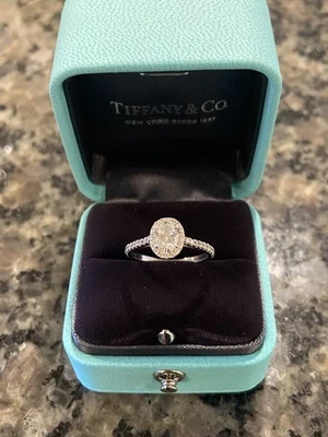 Anillo de compromiso Tiffany & Co. Soleste ovalado diamante platino 0,60 quilates Foto 1 de 4