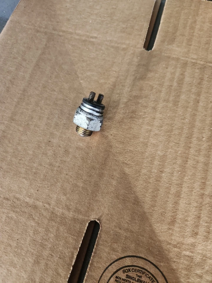 Interruptor de luz de marcha atrás 84-04 Mustang T5/T45 Foto 1 de 1