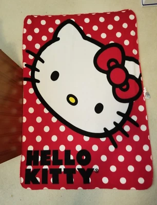Manta polar rosa Hello Kitty 61x43" ROJA con lunares usada Foto 1 de 4