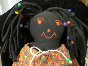 Muñeca de tela piel oscura 16" trenzas y cuentas con declaración de misión de Sudáfrica - Imagen 1 de 3