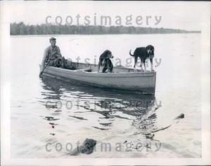 1946 Roanoke River Deer Hunter in Boat With His Dogs Press Photo - Picture 1 of 2