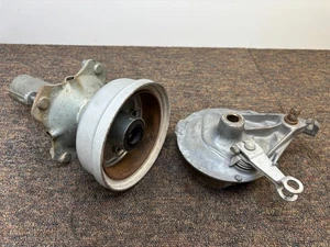 Panel de freno de cubo de rueda delantera Honda ATC200S 1984-85 placa de respaldo cámara de pivote de tambor - Imagen 1 de 22