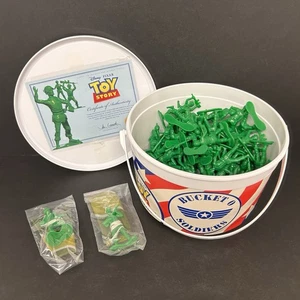 Figuras completas Toy Story Bucket O Soldiers 71 + 2 juguetes Thinkway de paracaídas - Imagen 1 de 19