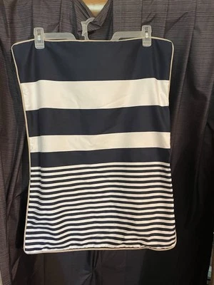 2 件 IZOD 白色海军蓝条纹枕头 Sham 航海 — 第 1/3 张图片