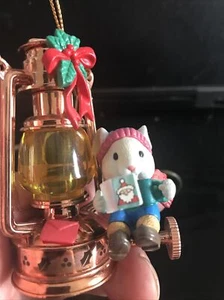 ORNAMENTO NATALIZIO LUSTRE FAME/NON ENESCO:LETTURA TOPO DA LANTERNA A GAS NUOVO - Foto 1 di 7