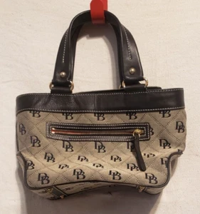 Dooney & Bourke black and tan K5136190 Vintage Signature Shoulder Bag A9 - Picture 1 of 7