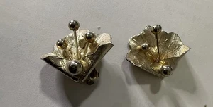 Vintage Gold Tone Flower Clip-On Earrings Atomic Style – One Broken Clip Back - Picture 1 of 7