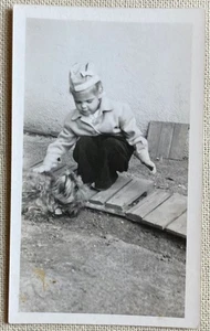 Vintage Foto kleines Kind mit Hut Streichel Welpe Hund schwarz & weiß 4,5" x 2,75" - Bild 1 von 2