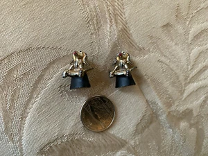 2 Spille Spille Vintage Argento Metallo Verniciato Cani in Top Cappelli 1100 - Foto 1 di 3