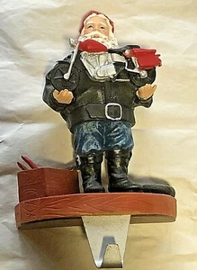 Colgador de medias Santa - con chaqueta negra sosteniendo una motocicleta - gancho de metal resistente - Imagen 1 de 10