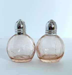 Salero y pimentero vintage de vidrio rosa craquelado con tapas metálicas - Imagen 1 de 4