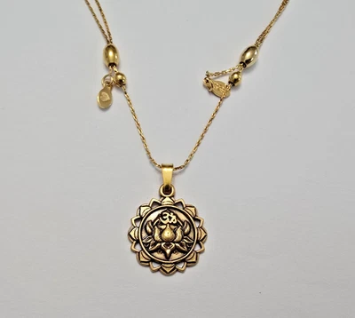 Collar ajustable colgante tono dorado pétalos paz loto Alex and Ani Foto 1 de 4