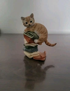 Buen adorno de limpieza gato encaramado en libros - (02227) - Imagen 1 de 8