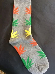 NEW....UNISEX, Jamaican Weed Leaf Ptrint Socks...one size - Picture 1 of 1