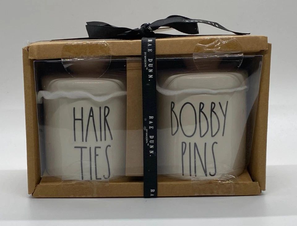 RAE DUNN LAÇOS DE CABELO E PINOS BOBBY 2 pequenos recipientes de cerâmica com tampas NOVO - Imagem 1 de 4