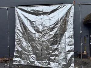 8'x8' weiches silbernes Reflektortuch über Kopf Schmetterling Sprungkraft mit schwarzer Seite - Bild 1 von 4