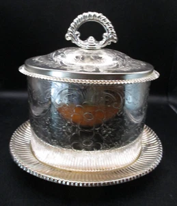 SILVER PLATED ETCHED SCROLL FLORAL BISQUIT BARREL W/ATTACHED UNDERPLATE - Foto 1 di 13