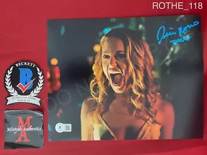 Foto firmada de Jessica Rothe 8x10 Árbol Feliz Día de la Muerte Beckett Certificado de Autenticidad - Imagen 1 de 4