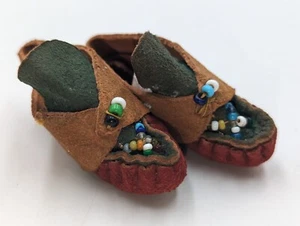 Vintage Mini Doll Toy Brown Red Green Suede Indian Beaded Moccasin Shoes 2" L - Picture 1 of 7