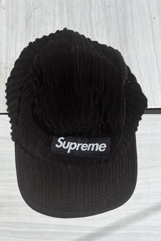 SUPREME- Boné de veludo preto, tamanho único - Imagem 1 de 1