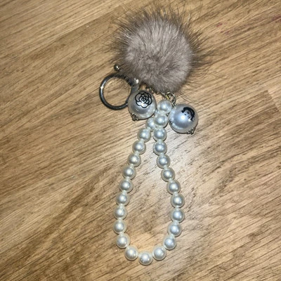 Porte Clé Accessoire De Sac Femme Pompon Fausse Fourrure Et Perles Blanches - Photo 1/4