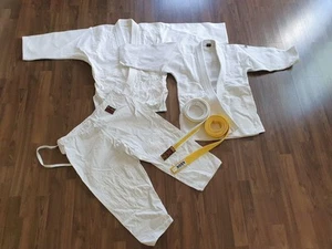 Judo Kleidung Gr. 140 Set 2 × Gürtel gelb/ weiß-gelb, 2 Jacken, 1 Hose Anzug - Bild 1 von 9