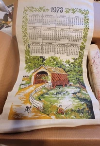 Vintage Kalender Geschirrtuch 1973 ÜBERDACHTE BRÜCKE mit Junge und Hund - Bild 1 von 1