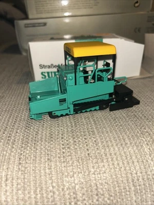 BOXED VOGELE SUPER 1800 CRAWLER PAVER/ASFALTADORA 1:50 NZG n385 - Image 1 of 4