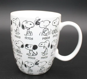 Tazza da caffè 2015 Department 56 Peanuts ~ 10 oz Snoopy attraverso gli anni - Foto 1 di 4