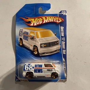 2010 Hot Wheels #117 HW City Works 9/10 CUSTOM '77 DODGE VAN White w/Gold OH5 Sp - Picture 1 of 2