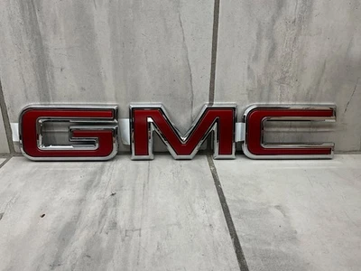 OEM NUEVO 2019-2024 Canyon Sierra puerta trasera "GMC" emblema insignia rojo 84937213 Foto 1 de 4