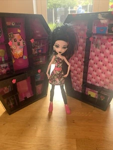 Monster High Draculaura Draculocker Muñeca y Armario Solo Falta Silla y 1 Zapato - Imagen 1 de 24