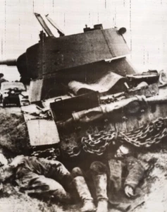 Russia Russian Tank & Dead Soldiers WWII WW2 East Front Old Photo 1941 - Imagen 1 de 4