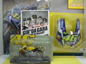 LOTTO ROSSI CON 3 ARTICOLI : 1 CUPOLINO SCALA 1:4 + 1 MOTO SCALA 1:18 + 1 LIBRO - Imagen 1 de 19