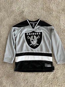 NFL Las Vegas Oakland Raiders Plateado Negro Logo LS Camiseta de Hockey Juvenil Pequeña 8 - Imagen 1 de 5