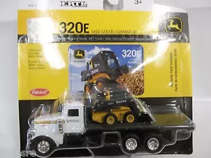 NEW JOHN DEERE 1/64TH SCALE PETERBILT ROLLBACK WITH 320E SKIDSTEER LP51309 - Foto 1 di 1