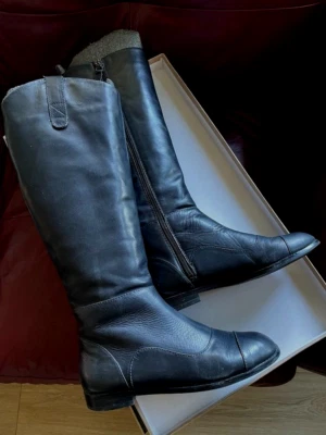 Botas altas hasta la rodilla Rossy con cremallera plana de cuero negro 6,5 ROSEGOLD Foto 1 de 4