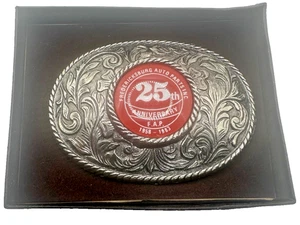 Fredericksburg Auto Parts Inc. 1958-1983 Fibbia per cintura 25 anni in scatola originale - Foto 1 di 4