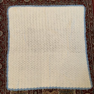 Manta de cuna afgana blanca con borde azul hecha a mano de ganchillo para bebé niño pequeño usada en excelente estado Foto 1 de 4