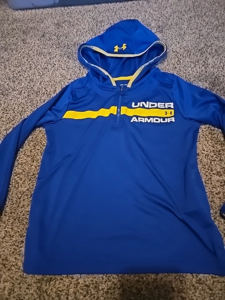 Boys Under Armour Long Sleeve Shirt With A Hood Size YXS - Image 1 of 1